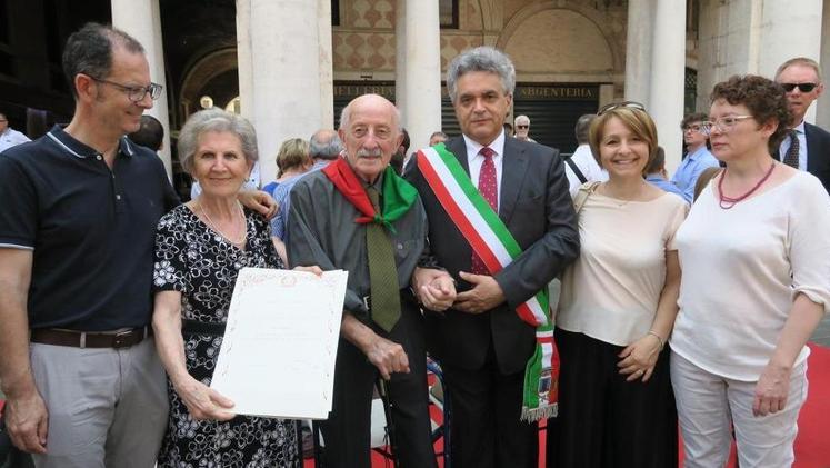 Una fotografia che ritrare Ivo Piaserico con il sindaco di Torri di Quartesolo ad una manifestazione.FRISON