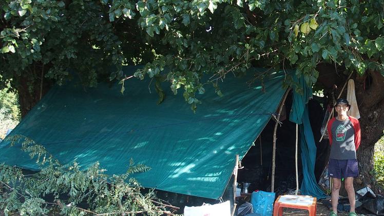 La sistemazione di Gianni Rossetto, di 57 anni, in una tenda. GREGOLIN