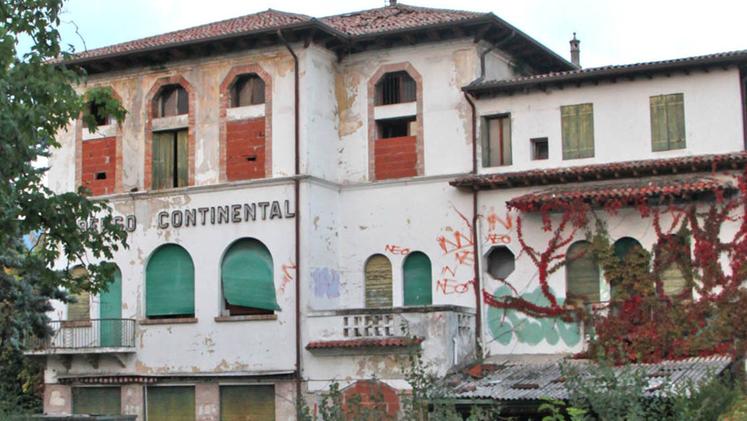 L’ex hotel Continental in viale Venezia sarà tra i “sorvegliati speciali” delle sentinelle cittadineI cartelli che segnaleranno il controllo di vicinato FOTO CECCON