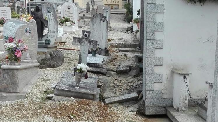I problemi venutisi a creare al cimitero con i danni alle tombe. NICOLI