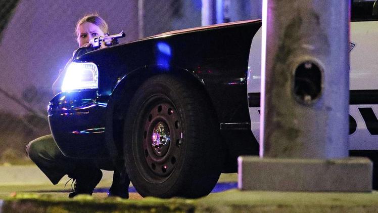 Fiori e preghiere sulle 58 croci poste a Las Vegas per ricordare le vittime. REUTERS/ LAS  VEGAS SUN/S. MARCUS Una poliziotta a Las Vegas nella sera del massacro 