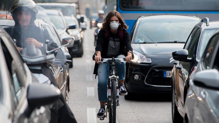 Mascherine anti-smog per affrontare il traffico in città. FOTO MARCHIORI