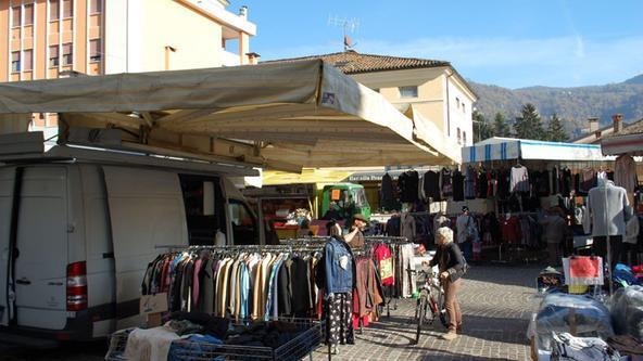 Il mercato di Valdagno. L.CRI.