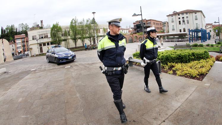 Controlli della polizia locale in piazza Falcone Borsellino.