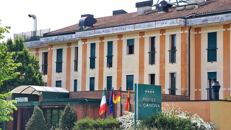 I richiedenti asilo sono ospitati anche all’ex hotel Canova.