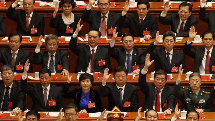 Alzata di mano: tutti d’accordo col leader Xi Jinping. ANSA/AP/ANDY WONG