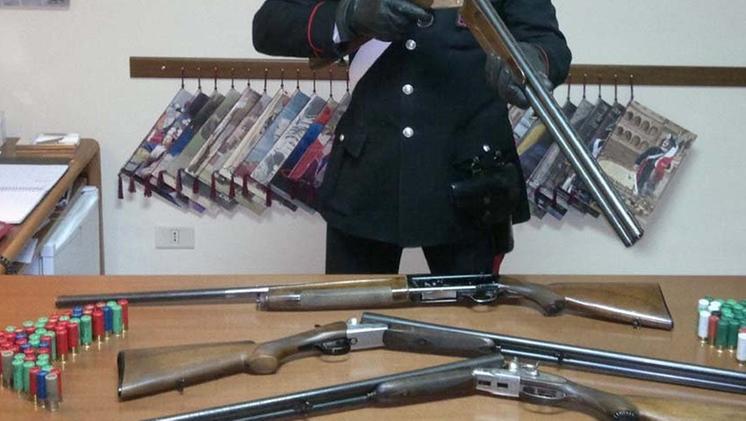 Alcuni fucili recuperati dai carabinieri nel corso di un’attività