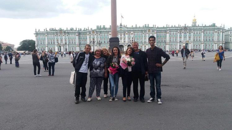 Katerina con i genitori e i fratelli in piazza a San Pietroburgo.