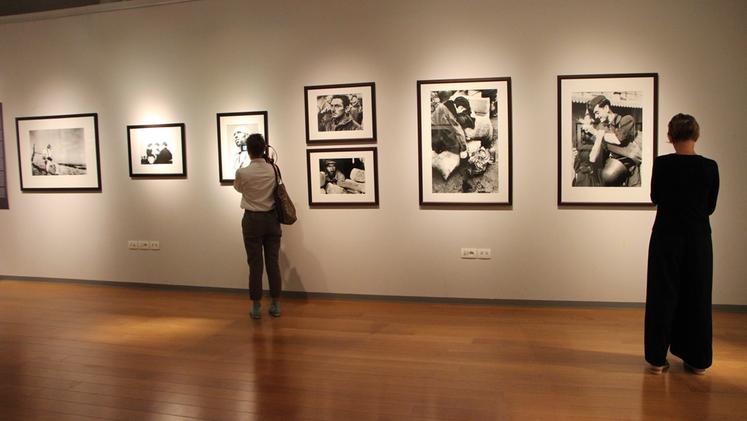 Visitatori alla mostra delle fotografie di Robert Capa.