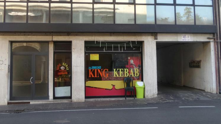 Il negozio di kebab in via Carlo Del Prete.
