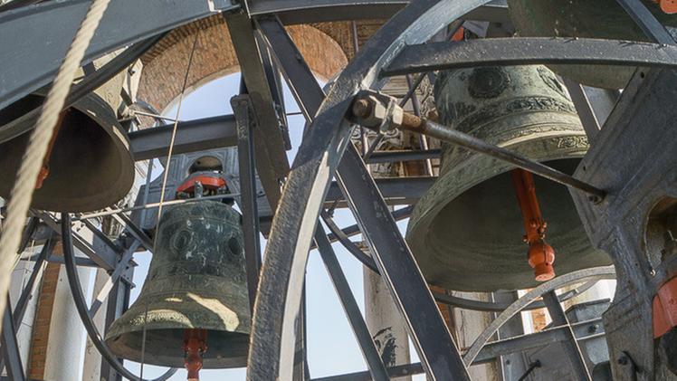 Il piano del campanile con le campane del duomo.  FOTO MASSIGNAN