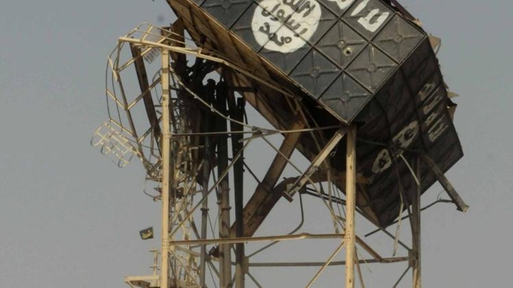 Una torre di Raqqa con la bandiera nera simbolo dello Stato Islamico: la capitale dell’Isis è caduta