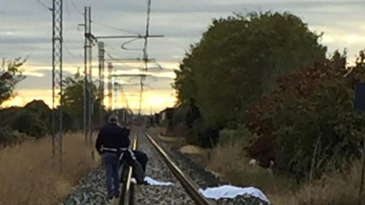 Il Suem non ha potuto che constatare il decesso dello sconosciutoIl ritrovamento ha provocato molti disagi al traffico ferroviarioIl cadavere dell’uomo coperto da un lenzuolo bianco e il sopralluogo della polizia ferroviaria