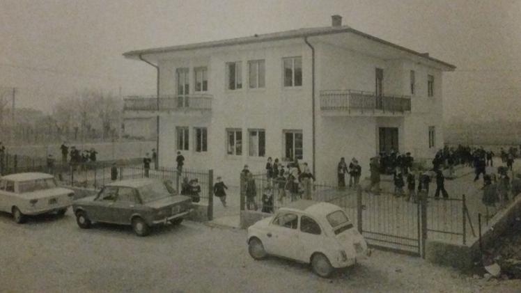 Casa con tre alloggi popolari ai Cappuccini che provvisoriamente era stata adibita a scuola elementare. A.D.I.Licia Pinamonti assessore negli anni ’70 con il marito Ferruccio. A.D.I.