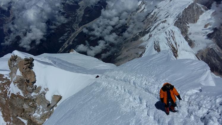 Zigliotto scalatore del Cai in vetta al Manaslu a quota 8.163. A.D.I.Panoramica del Manaslu nella catena montuosa dell'Himalaya. A.D.I.