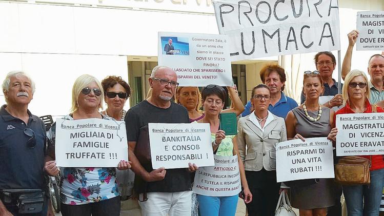 Una protesta dei risparmiatori davanti all’ex BpVi di Schio
