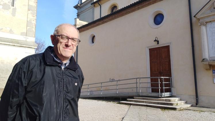 Don Gabriele Falcone all’esterno della chiesa. GREGOLIN