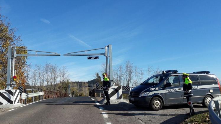 I portali installati  lungo la provinciale Montorsina per impedire l’accesso ai mezzi pesanti