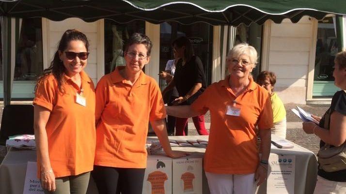 Maglietta arancione ben riconoscibile, i volontari del progetto Sala d’attesa aiutano una paziente