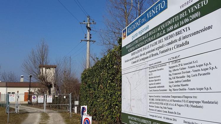 Il cartello della Regione e di “Veneto acque” per le opere di scavo dei nuovi pozzi di acqua dalla falda in area Brenta a Carmignano