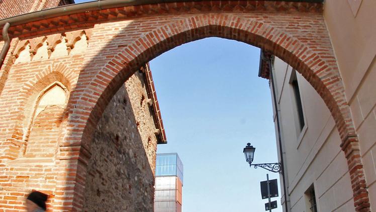 Il portale storico che si affaccia su piazza FerrarinL’area Nova Thiene: il cantiere è fermo da due anni in attesa dei finanziamenti. FOTOSERVIZIO STELLA CISCATO