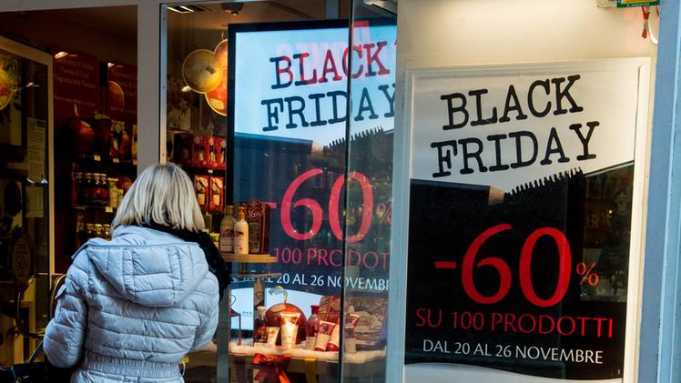 Moltissimi negozi oggi propongono sconti per il "Black Friday"