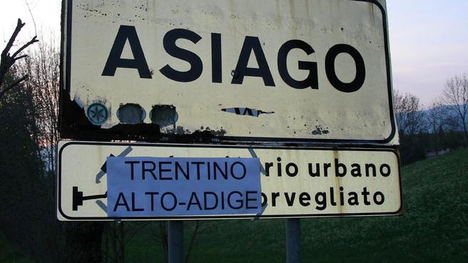 Uno dei manifesti con la scritta “Trentino Alto-Adige” incollati sui cartelli stradali di Asiago nei giorni del referendum del 2008. ARCHIVIO