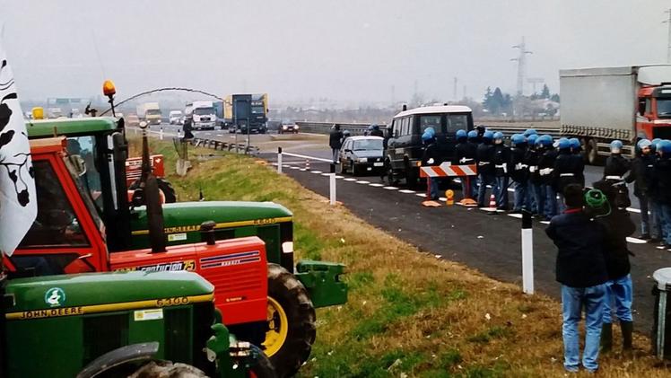 Eugenio Rigodanzo con le sue mucche nell’azienda di LonigoVancimuglio 1997: gli agricoltori “sparano” letame sull’autostrada