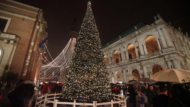 L'albero di Natale e le luminarie in piazza dei Signori. COLORFOTO