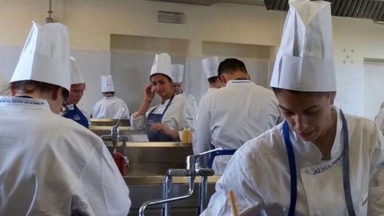 Studenti dell’istituto alberghiero Artusi di Recoaro in cucina