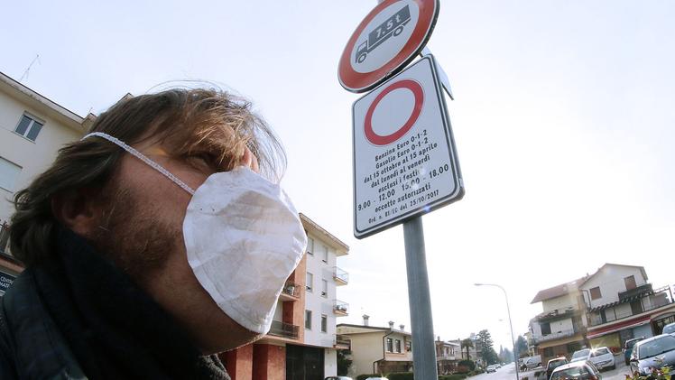 Uno dei cartelli di divieto per arginare lo smog.  STUDIOSTELLA-CISCATO