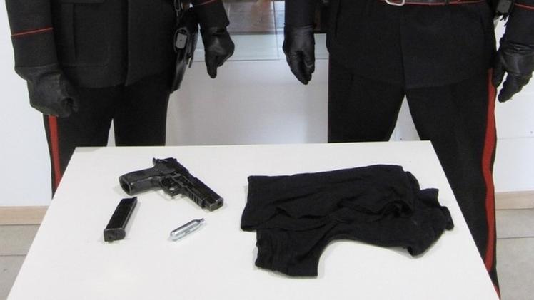 Il materiale sequestrato dai carabinieri e servito per compiere la rapina poi andata a vuoto