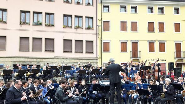 Il maestro Massimo Gonzo e l'orchestra. L.CRI.