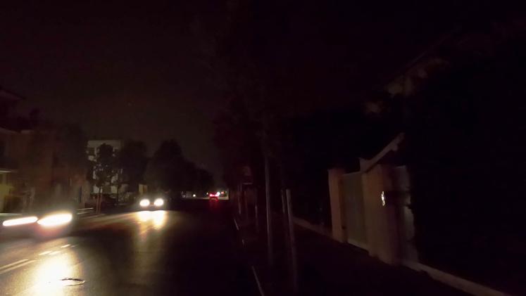 Una via della città completamente al buio. FOTO CECCON