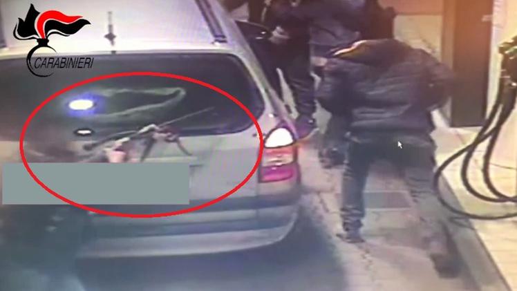 Un frame del video in cui si nota il fucile imbracciato da Crestani