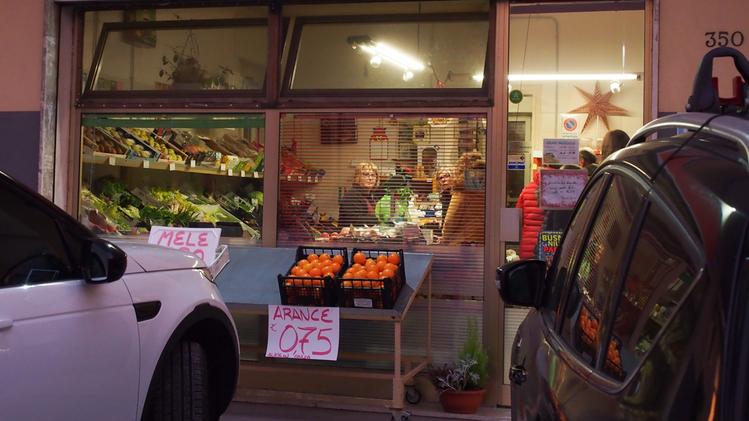 Il negozio di frutta e verdura dove lavora la madre