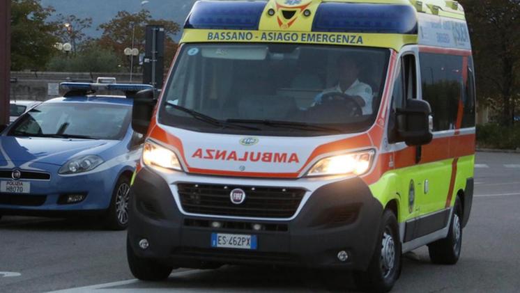 Un'ambulanza ha trasportato il ragazzino al San Bassiano