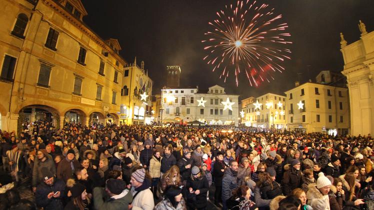 La folla che ha festeggiato il Capodanno in piazza Libertà a Bassano FOTOSERVIZIO  CECCON