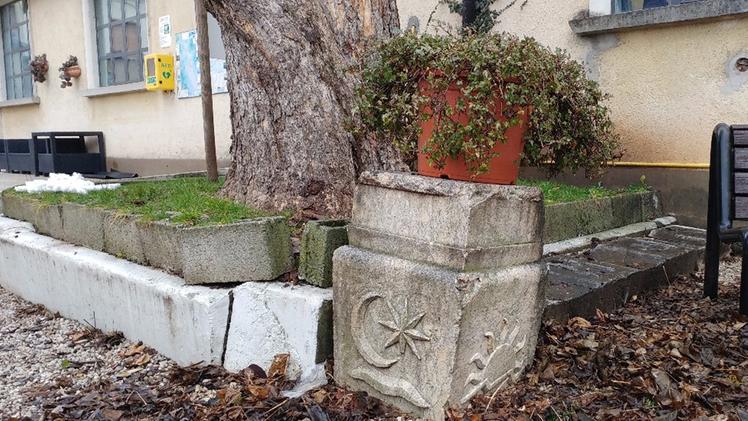 L’antica meridiana in pietra di Vicenza si trova all’ingresso del Tennis Club.   FOTO MOLINARI