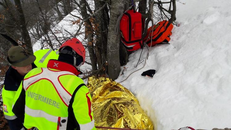 I soccorsi al pensionato piombato fra gli alberi dopo una caduta di 60 metri