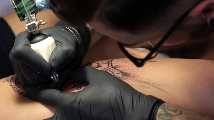 Il regolamento della polizia locale non vieta espressamente i tatuaggi ma a un vicentino di 40 anni è stata consigliata la rimozione. LAPRESSE