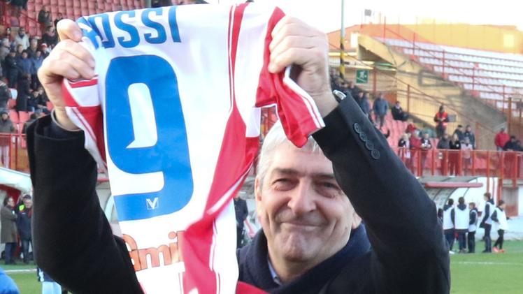 Paolo Rossi mostra con orgoglio una maglia del Vicenza