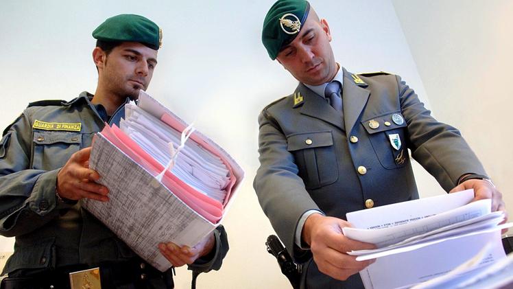 Due militari della guardia di finanza durante accertamenti tributariL’ingresso principale del tribunale di Milano
