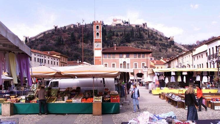 Un’immagine del mercato di Marostica, dove ha lavorato a lungo l’ambulante Giuseppe Pizzato