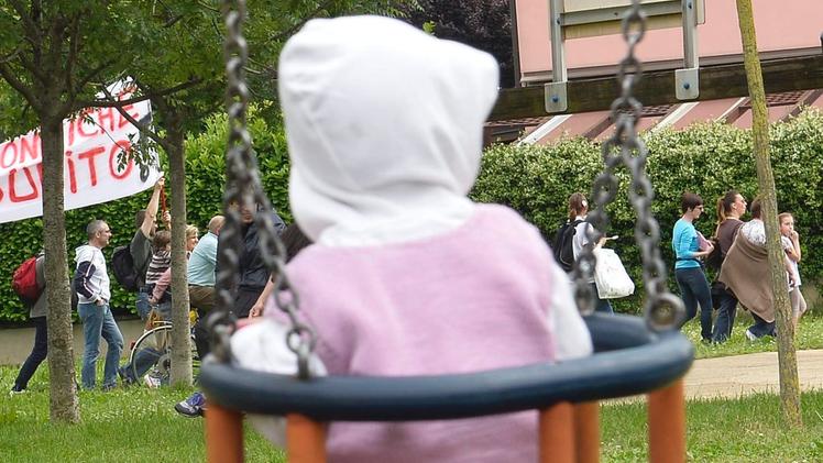 Un bimbo seduto in altalena in un parco pubblico. Sono in aumento i casi di bambini maltrattati.  ARCHIVIO