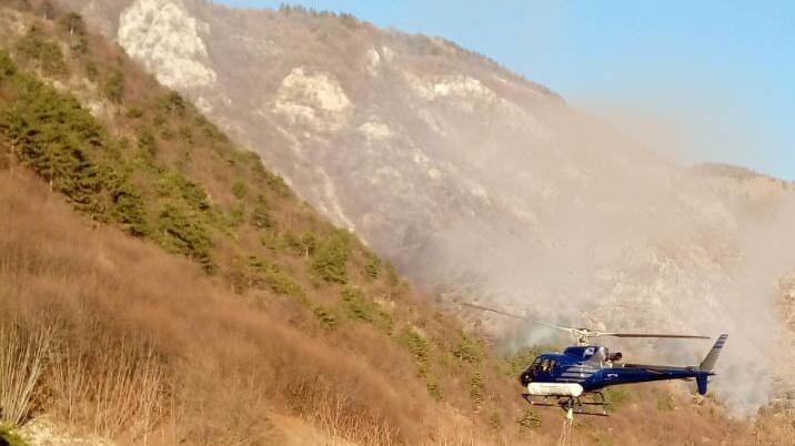 Numerosi i volontari impiegati per arginare le fiamme Le pendici in fiamme durante la notteL’elicottero si è levato in volo 60 volte per rifornirsi d’acqua in Valle Santa Felicita. FOTO CECCON
