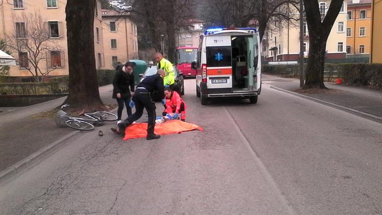 L’ambulanza del Suem intervenuta per soccorrere l’anziana (FOTO MOLINARI)