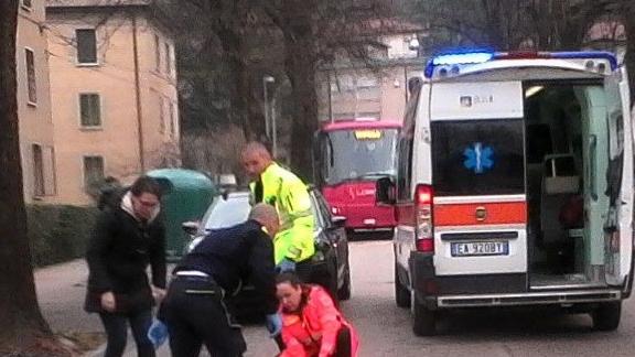 L’ambulanza del Suem intervenuta per soccorrere l’anziana. MOLINARI