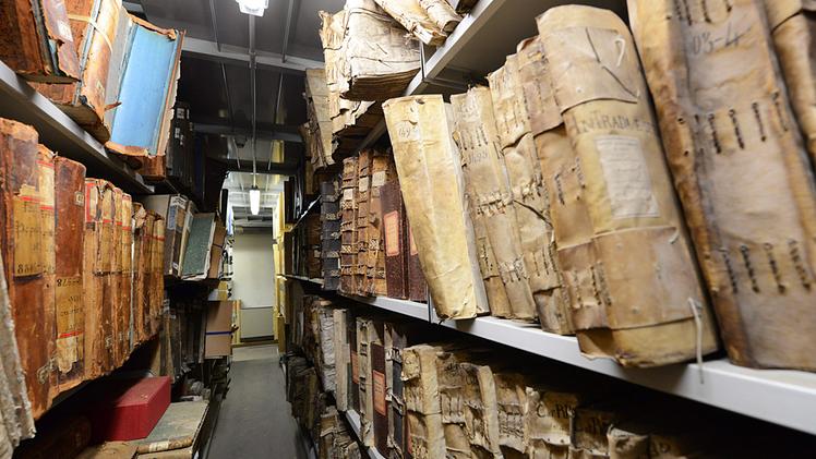 Antichi documenti raccolti in volume all’interno di un magazzino dell’Archivio di Stato. ARCHIVIO