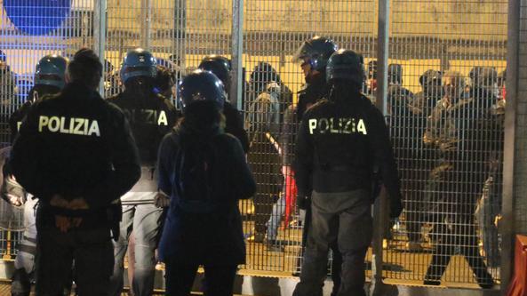 Scontri tra polizia e tifosi del Padova prima del derby. COLORFOTO